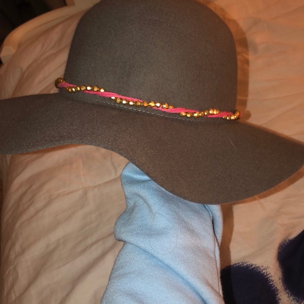 cute hat - Picture 3 of 3